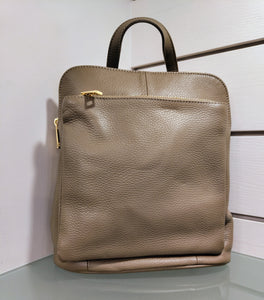 Mochila em pele com bolsa