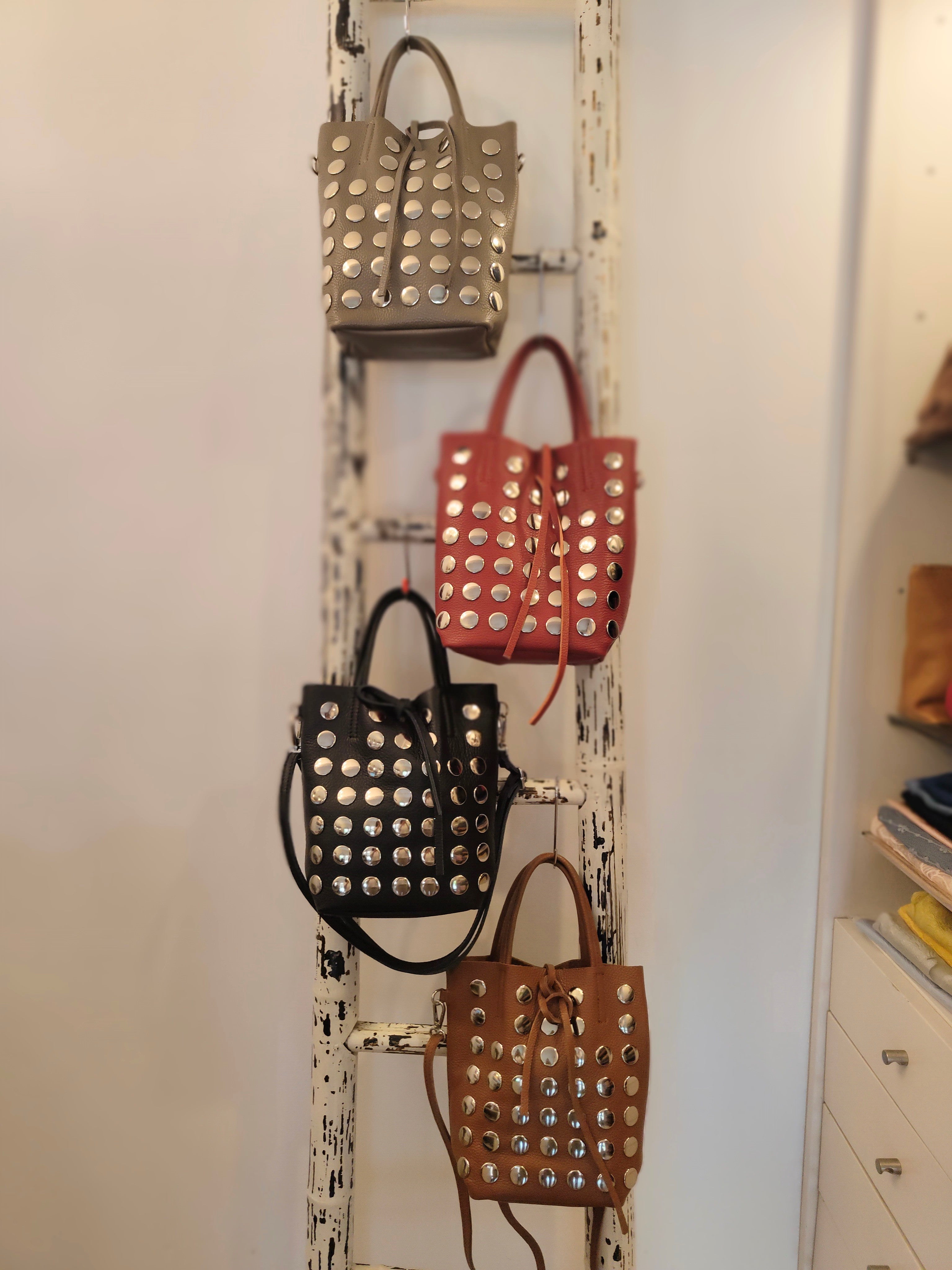 Saco quadrado com tachas
