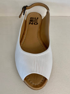Sandália rasa fivela branco