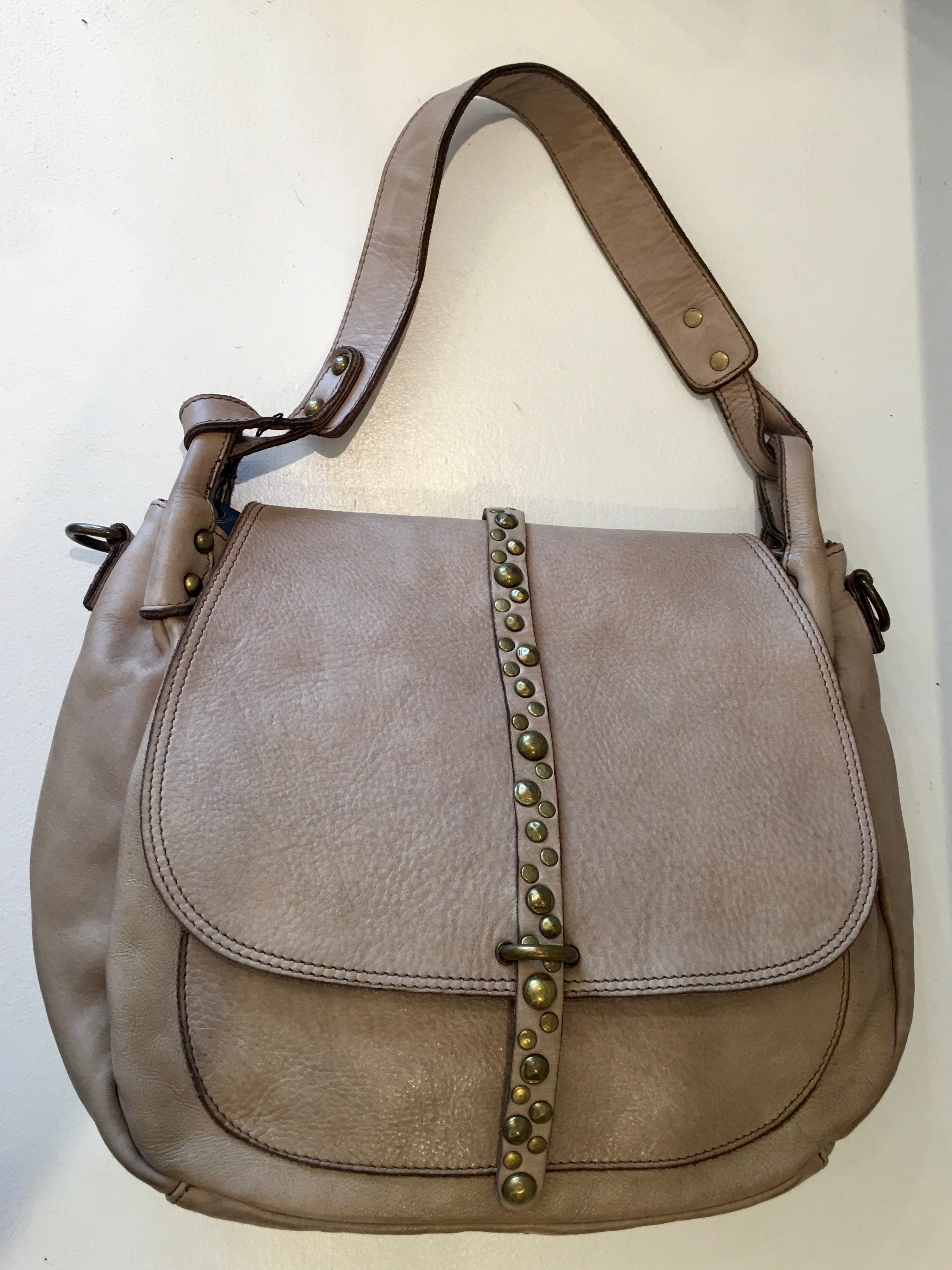 Mala em pele com tachas