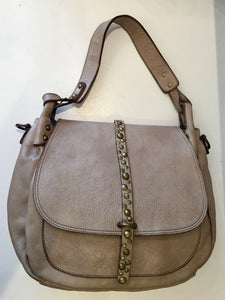 Mala em pele com tachas